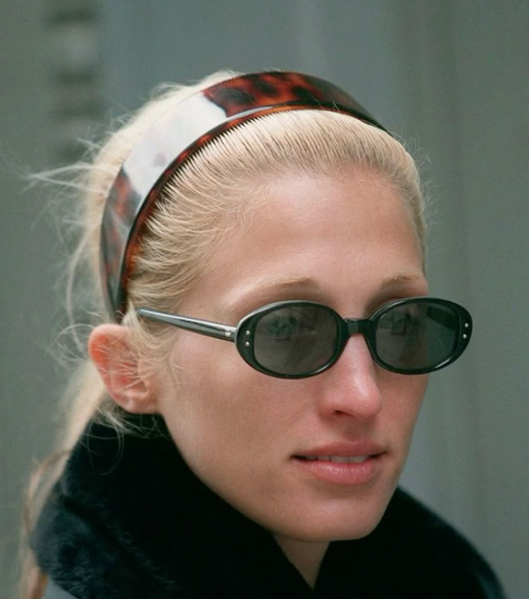 L'Iconique Blond de Carolyn Bessette-Kennedy : La Muse Originelle du "Quiet Luxury"