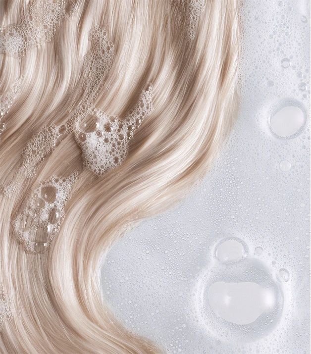 Scalp scrub: le geste chic que ton cuir chevelu attendait