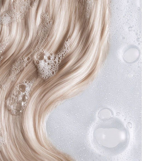 Scalp scrub: le geste chic que ton cuir chevelu attendait