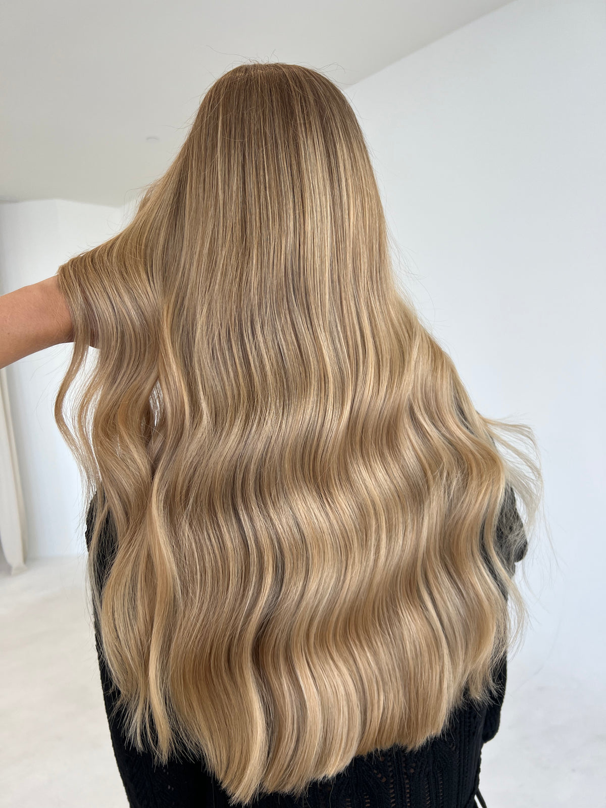 Femme aux longs cheveux pâles.