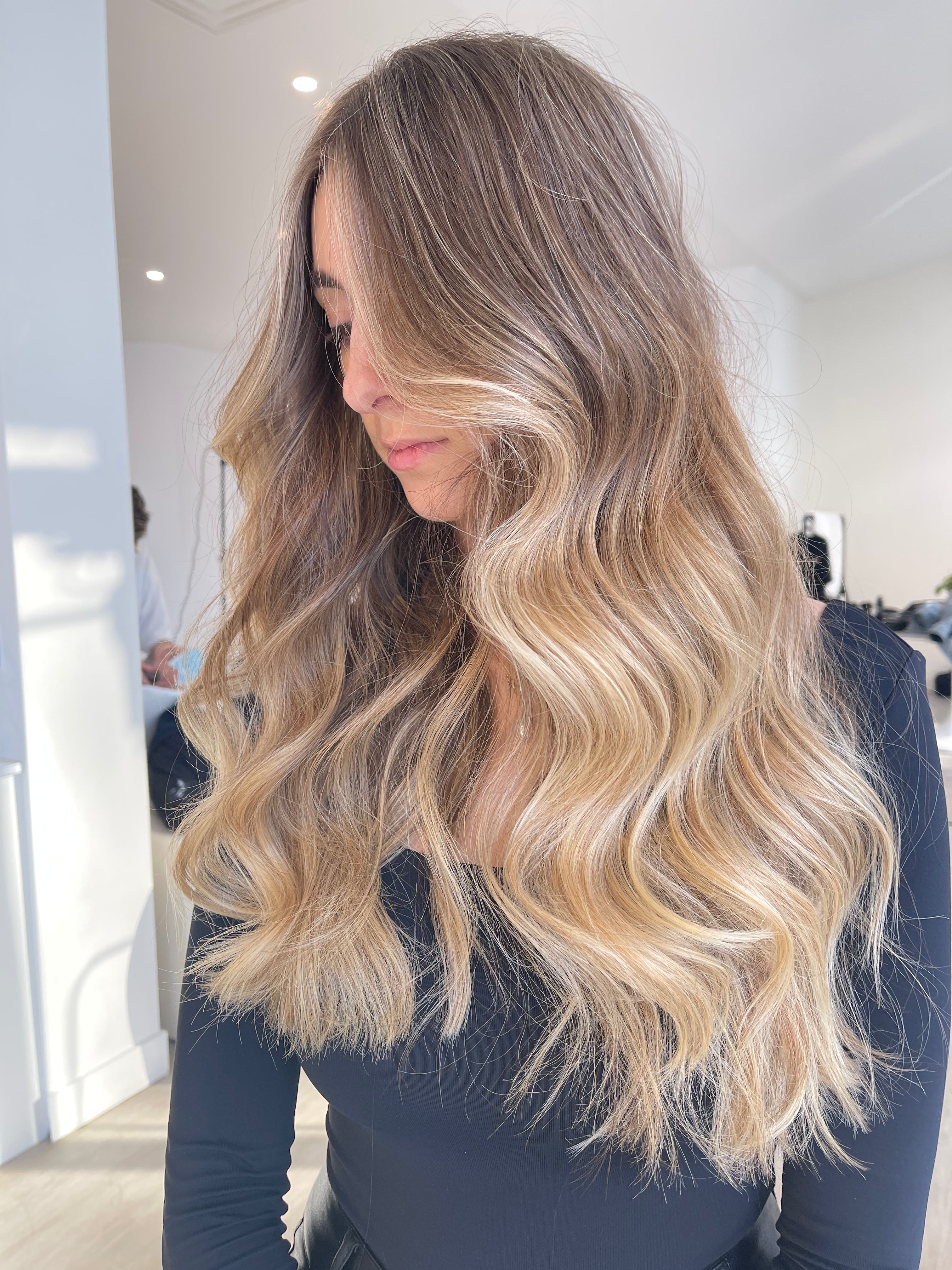 Femme aux cheveux longs pâles.