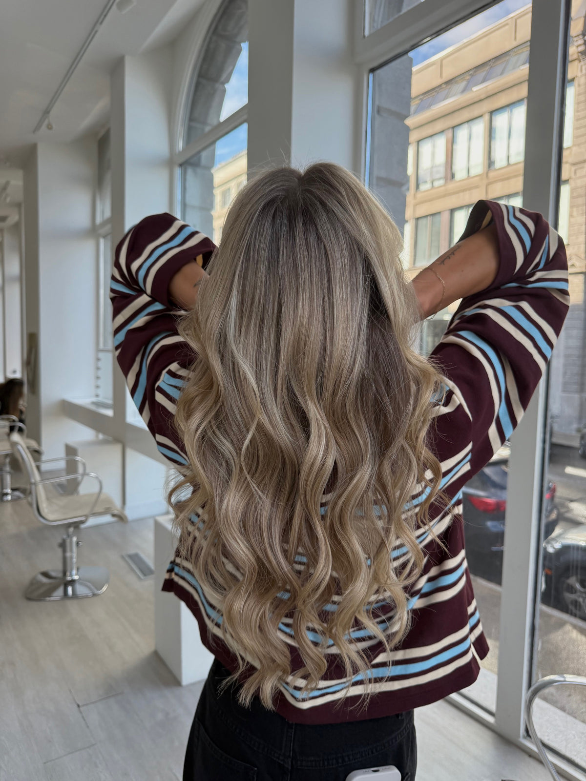 Femme aux cheveux blonds froids.