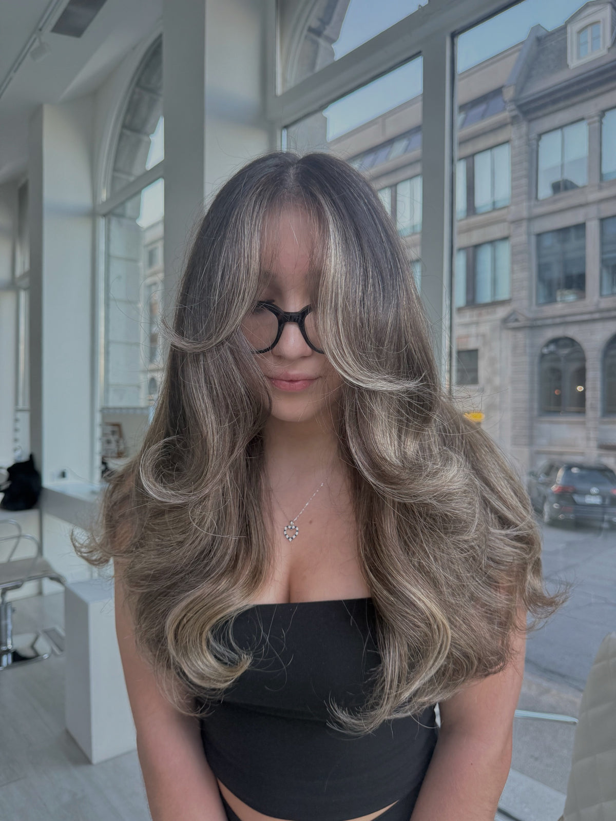 Femme aux cheveux long blonds froids.