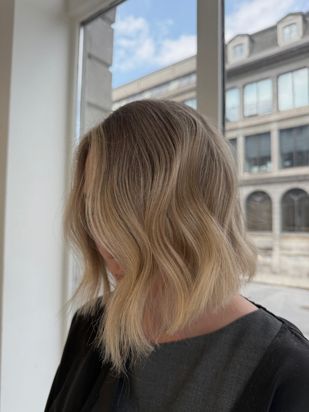 Femme aux cheveux courts pâles