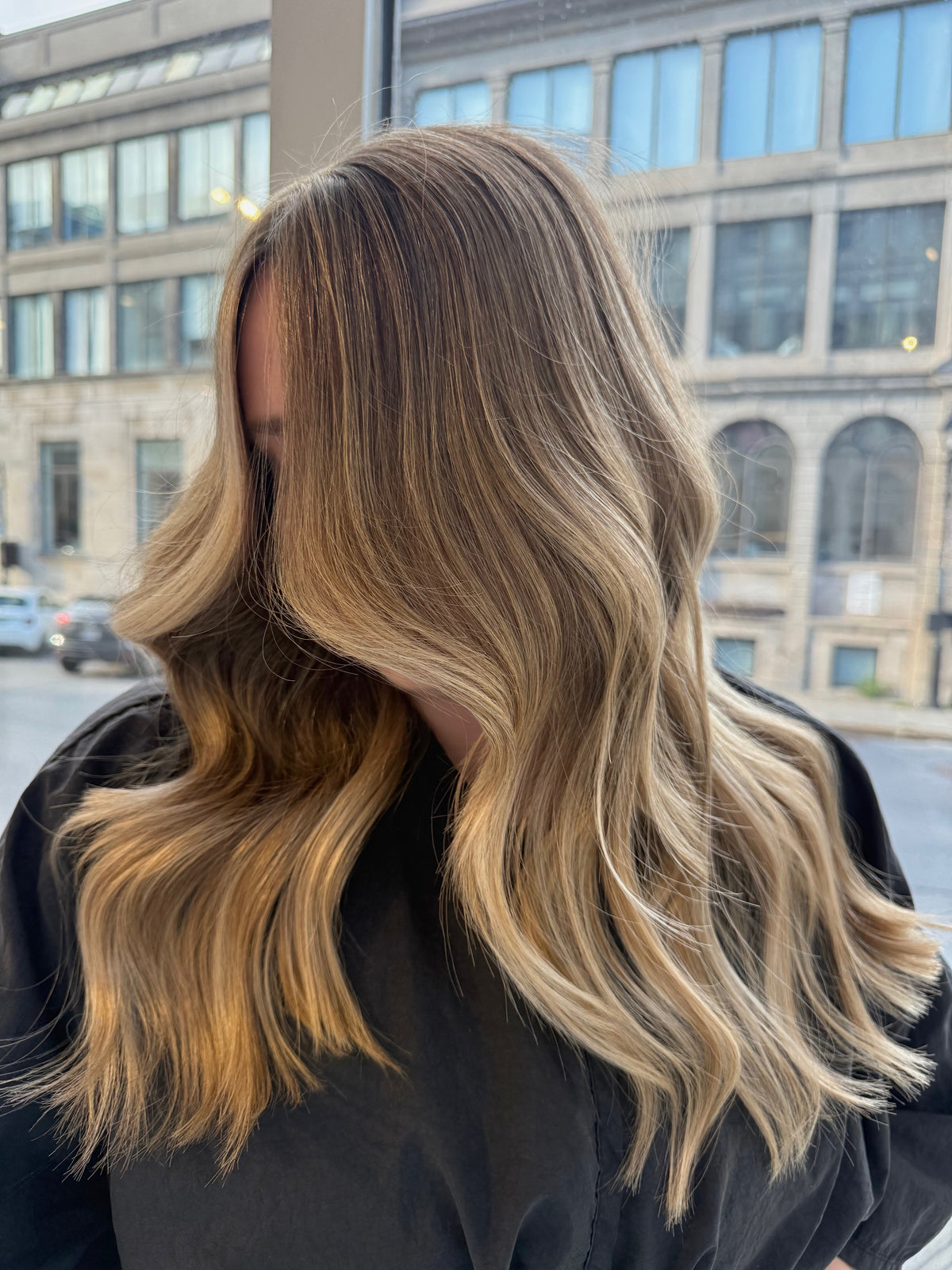 Femme aux cheveux pâles.