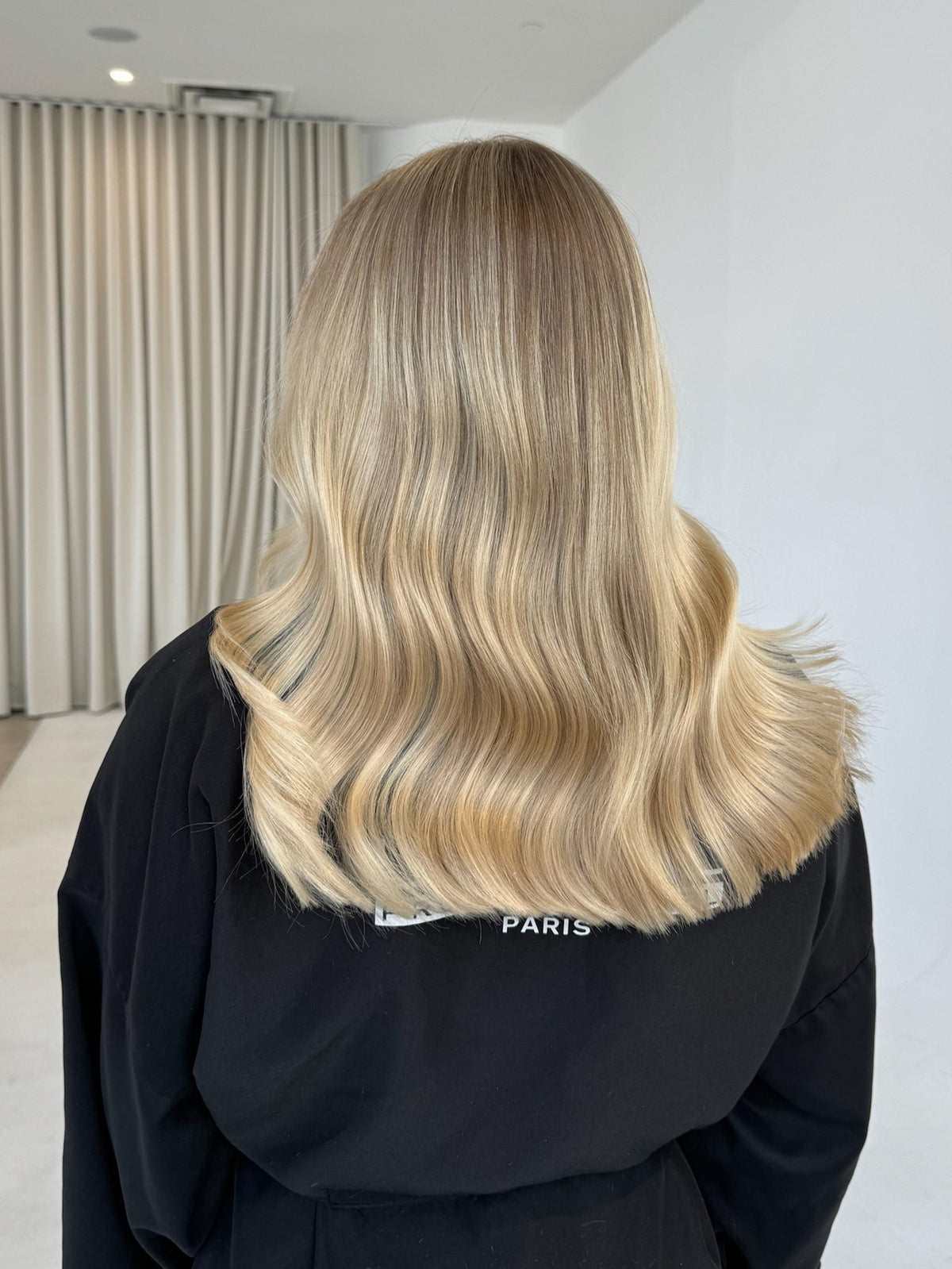 Cliente aux longs cheveux pâles.
