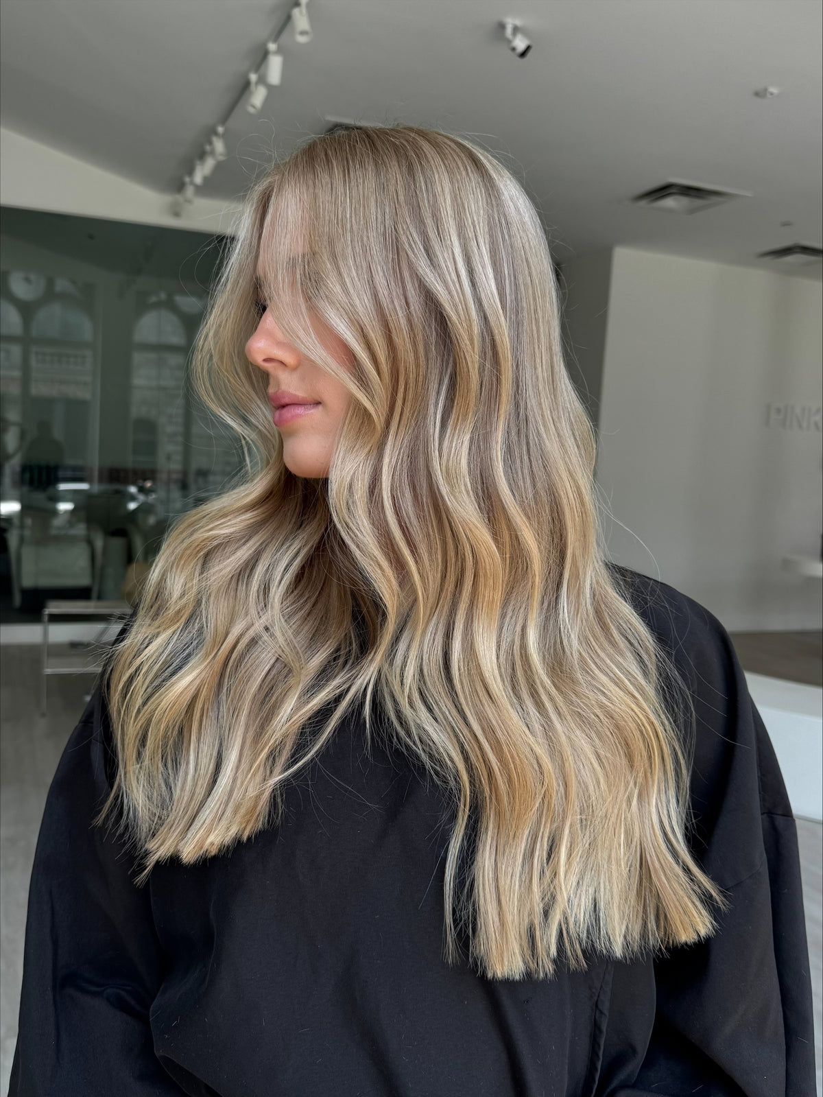 Cliente aux longs cheveux pâles.
