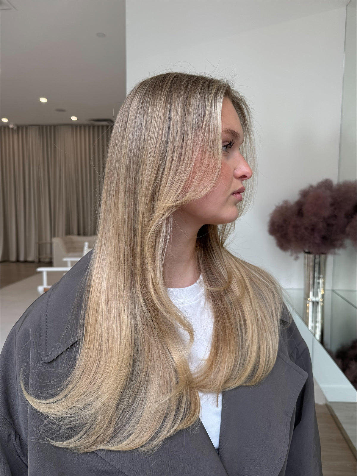 Cliente aux longs cheveux pâles.