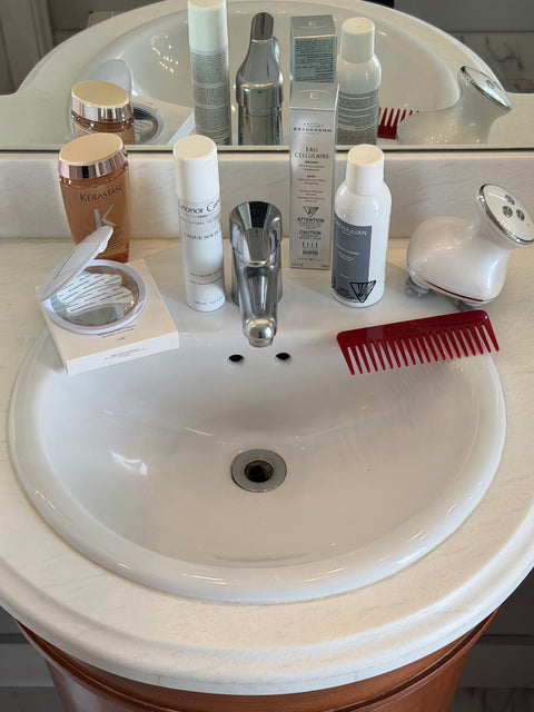Les meilleurs vendeurs chez Pinklablonde Club se retrouvent sur un comptoir blanc d'un lavabo avec un robinet argenté.