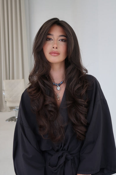 Femme aux cheveux longs foncés.