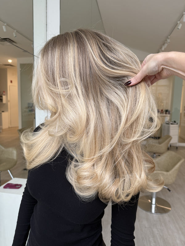 Femme aux cheveux longs.