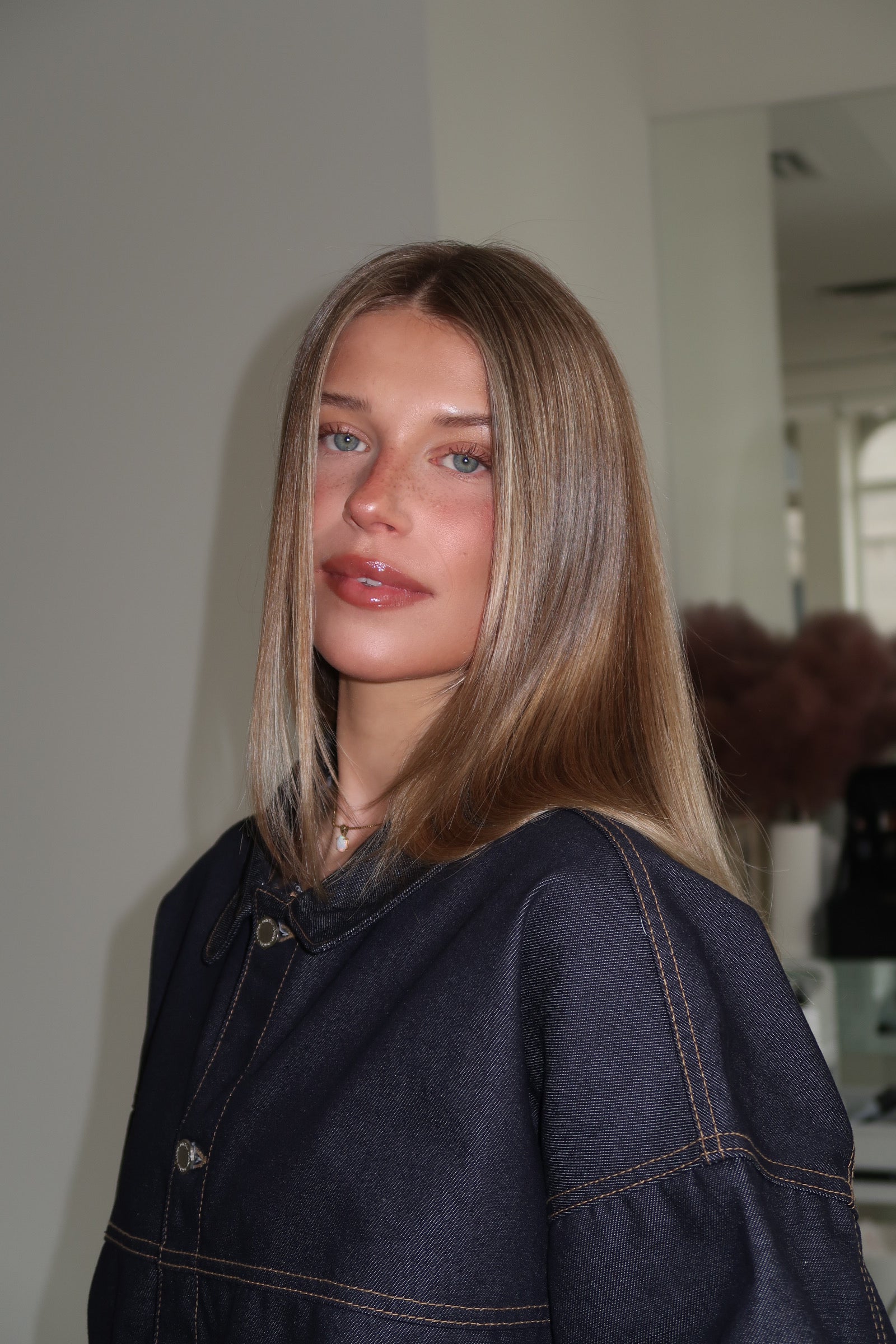 Femme aux cheveux longs blonds.