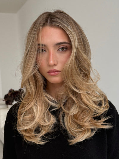 Femme aux cheveux longs blonds.