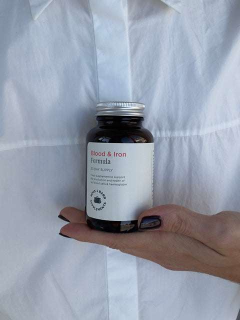 Le produit Blood and Iron Formula de Ross J Barr est tenue par une femme.