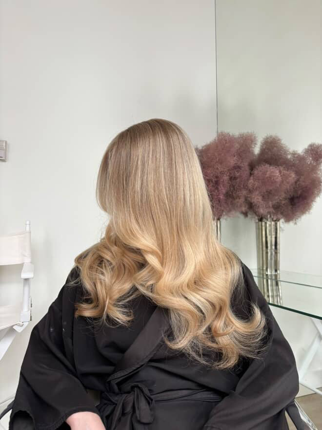 Femme aux cheveux long pâles.