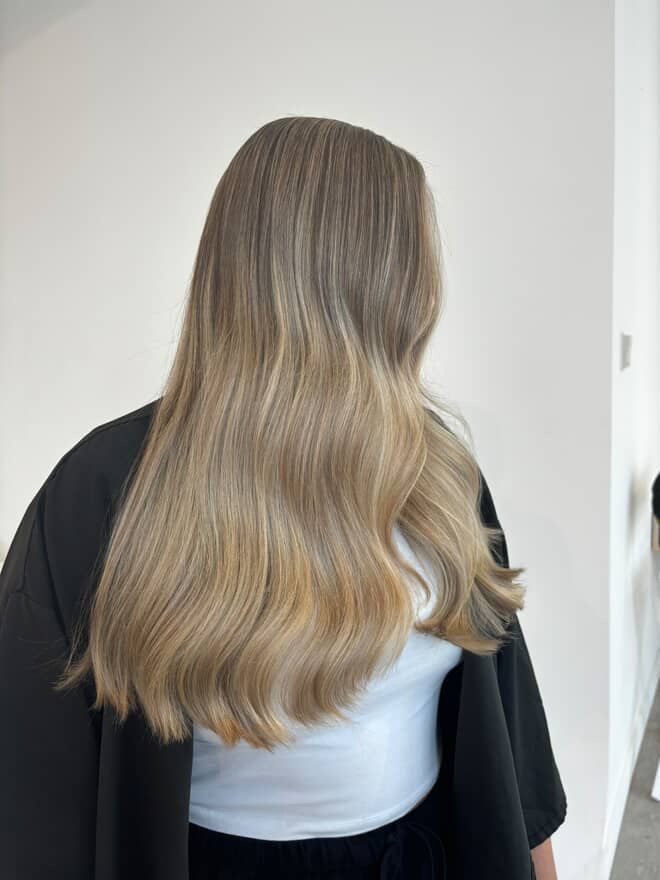 Femme aux cheveux long pâles.