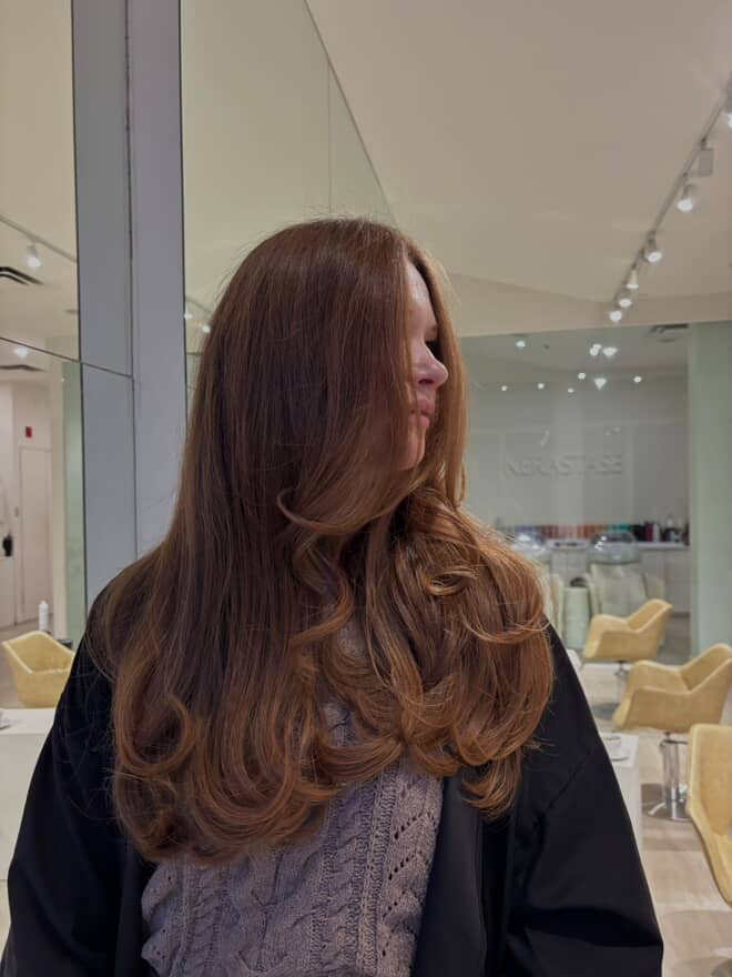 Femme aux cheveux long roux.