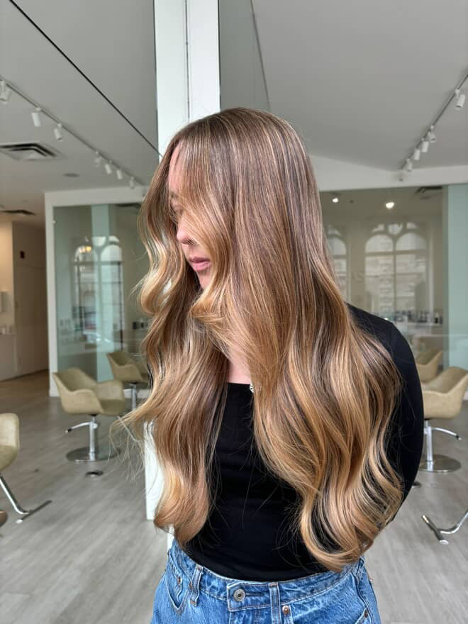 Femme aux cheveux long pâles.
