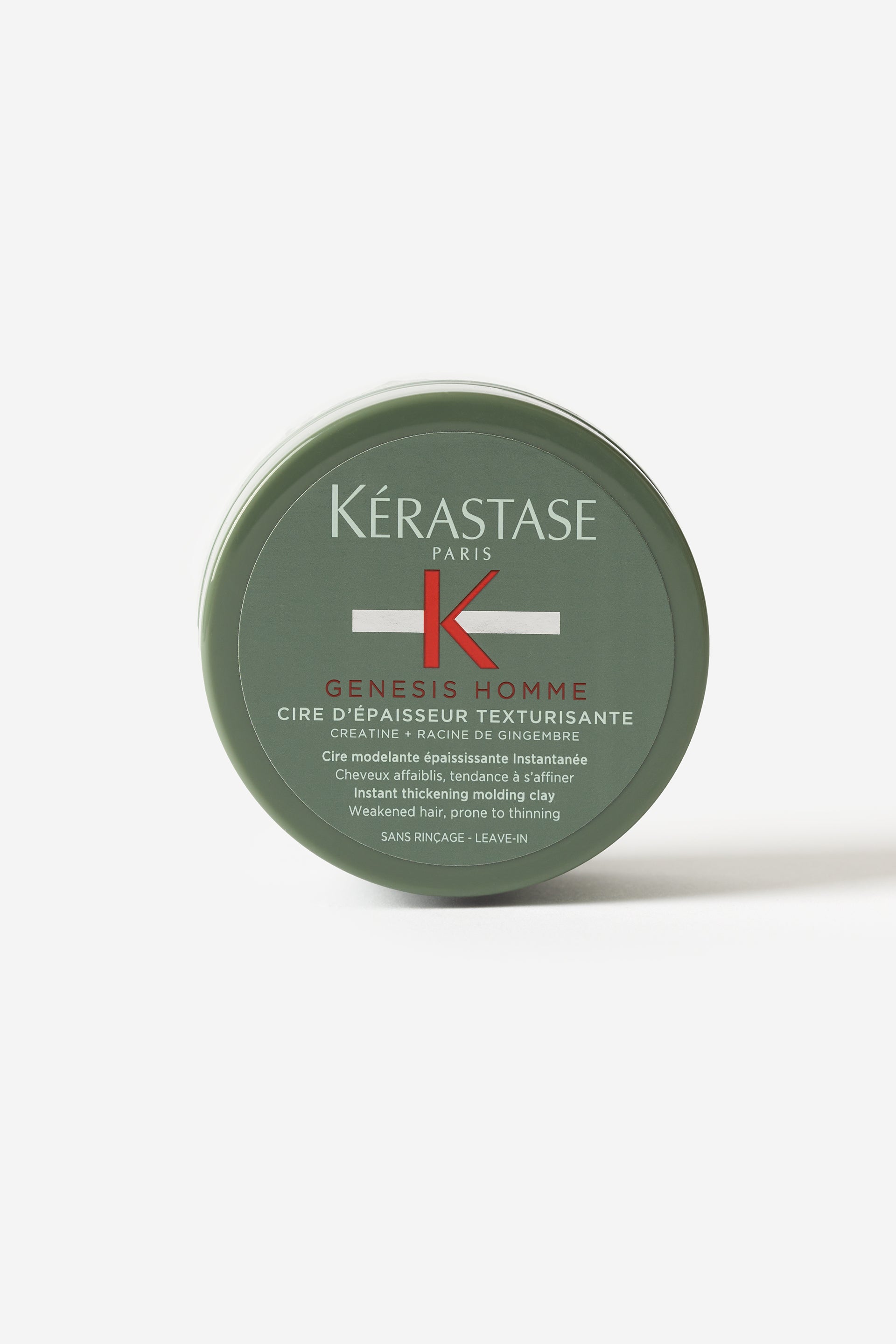 La cire d'épaisseur texturisante de la gamme genesis homme de Kérastase est dans un pot circulaire de couleur kaki.