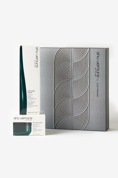 Ce coffret réunit le shampoing et le masque Ultimate Reset de Shu Uemura dans une boite grise.