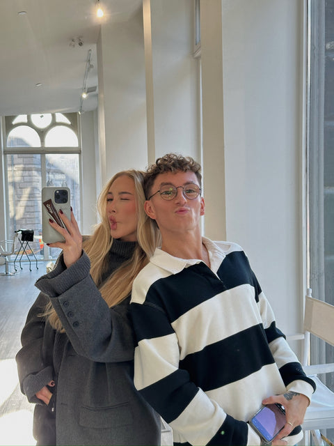 Un homme et une femme prennent une photo ensemble.