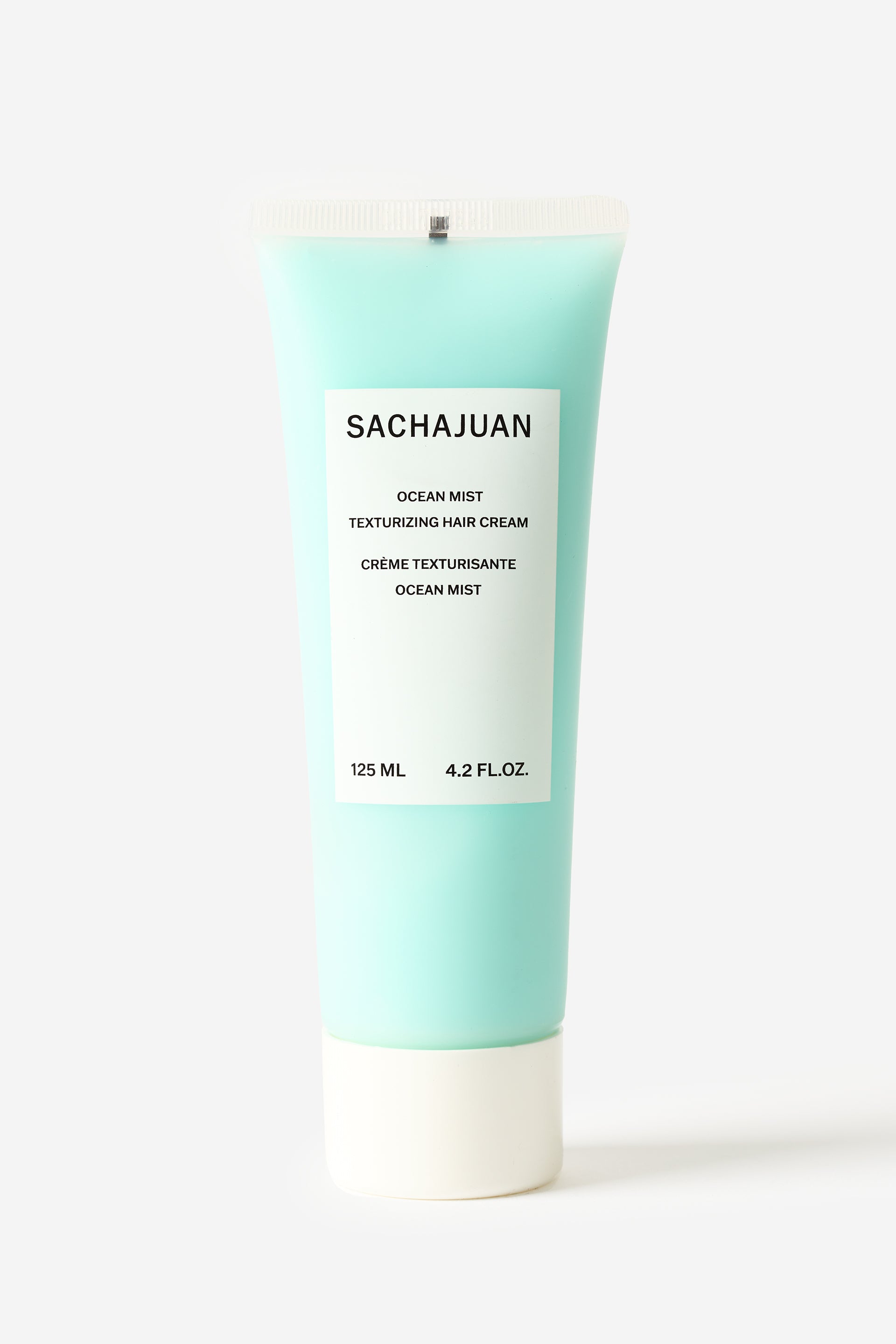 La crème texturisante de la gamme Ocean Mist de Sachajuan dans un tube turquoise avec un bouchon blanc.