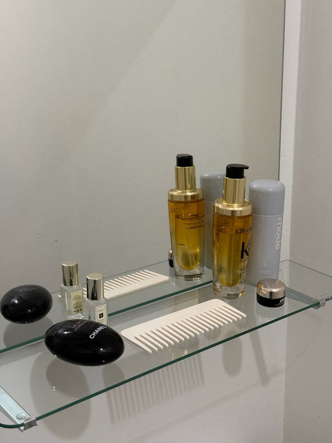 L'élixir ultime de Kérastase et le peigne quotidien dans une armoire.