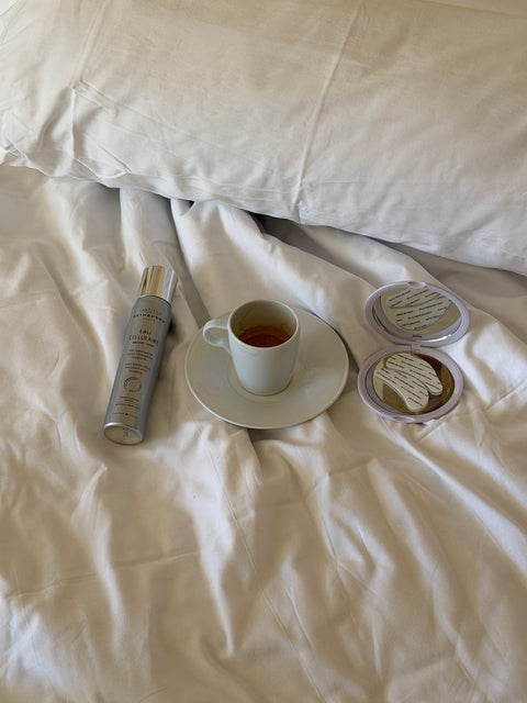 Patchs pour les Yeux et Eau Cellulaire sur un lit.