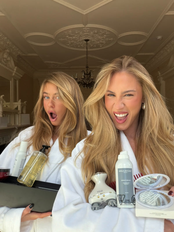Deux femmes blondes tiennent des produits comme le Cloud Nine de Solaris dans leurs mains.