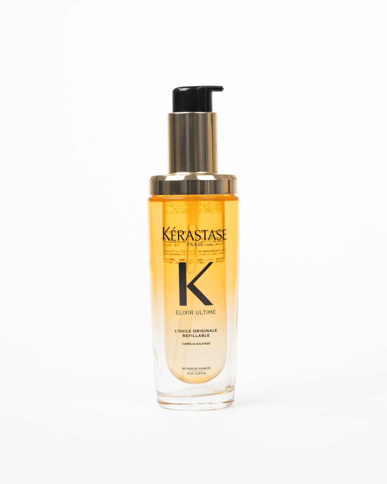 L'huile Elixir Ultime de Kérasatse. Elle se compose d’un flacon transparent contenant une huile dorée, d’un distributeur pompe doré et noir, ainsi que d’un design élégant.