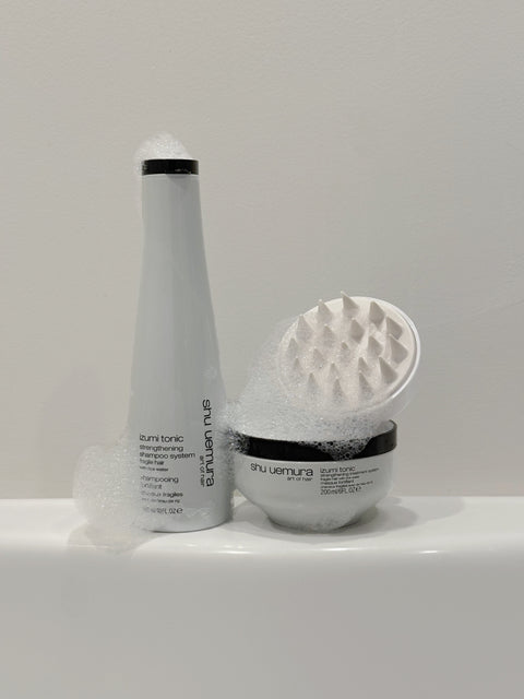 Deux produits de la gamme Izumi tonic de shu Uemura.