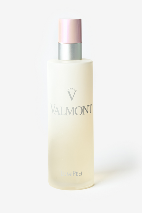 Une bouteille blanc jaunâtre avec un vaporisateur argent et un bouchon rose.