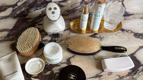 Une routine de luxe repose sur des essentiels de haute qualité, comme les produits Valmont et les appareils de la compagnie Solaris Labs New York.