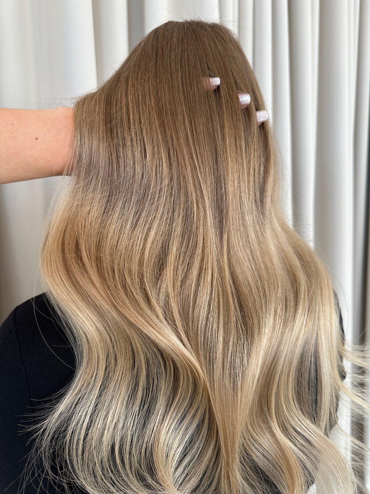 Femme aux longs cheveux pâles.