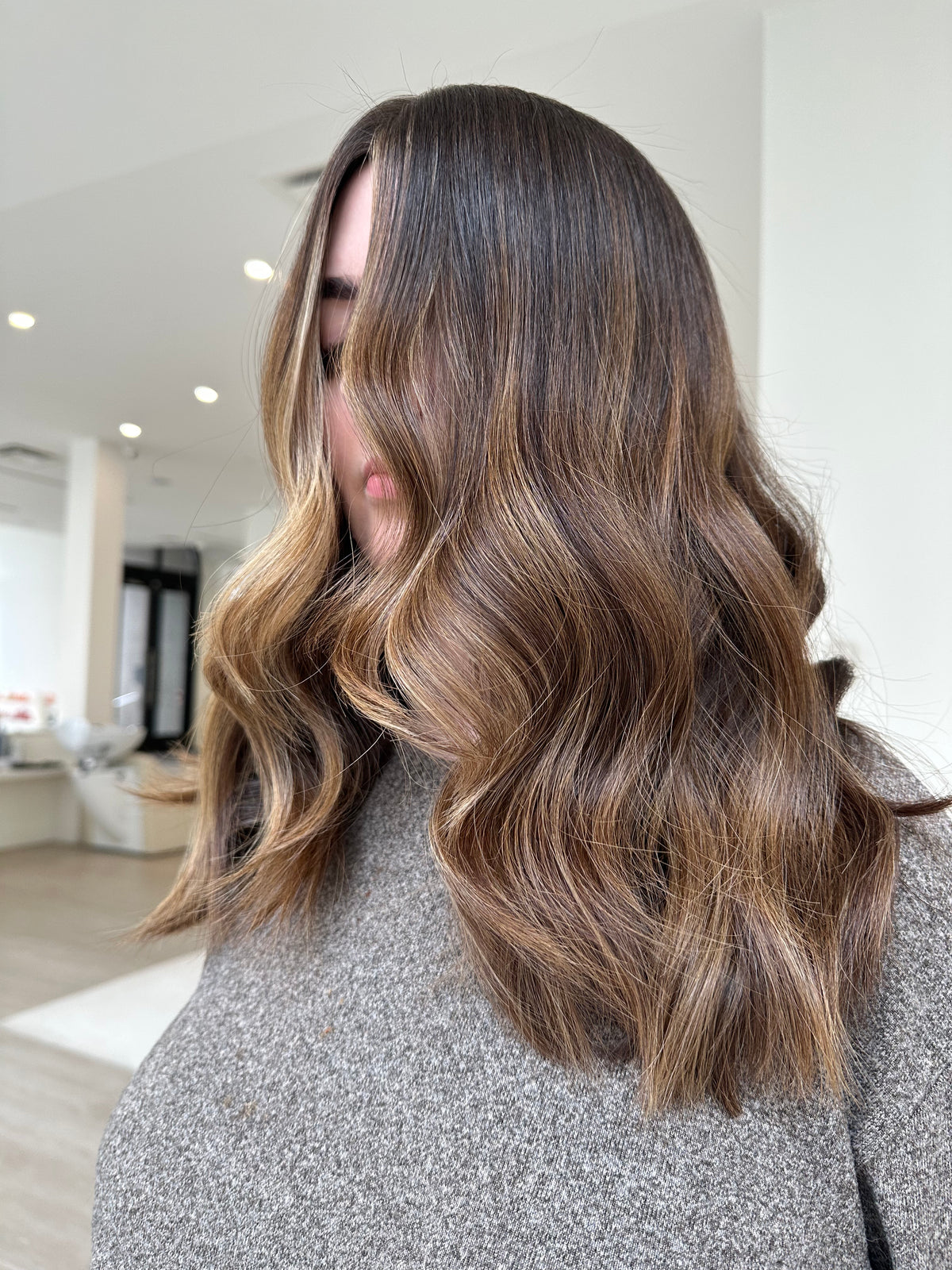 Femme aux longs cheveux foncés.