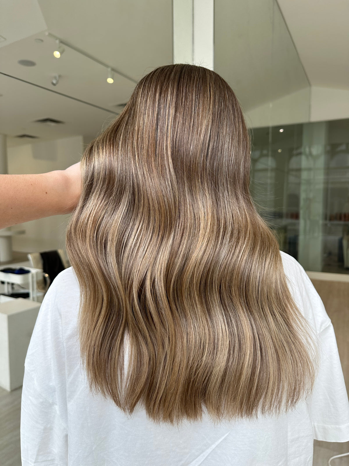 Femme aux longs cheveux pâles.