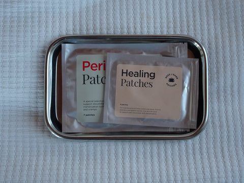 Les Period Patches et Healing Patches de Ross J Barr dans une plaque métallique.