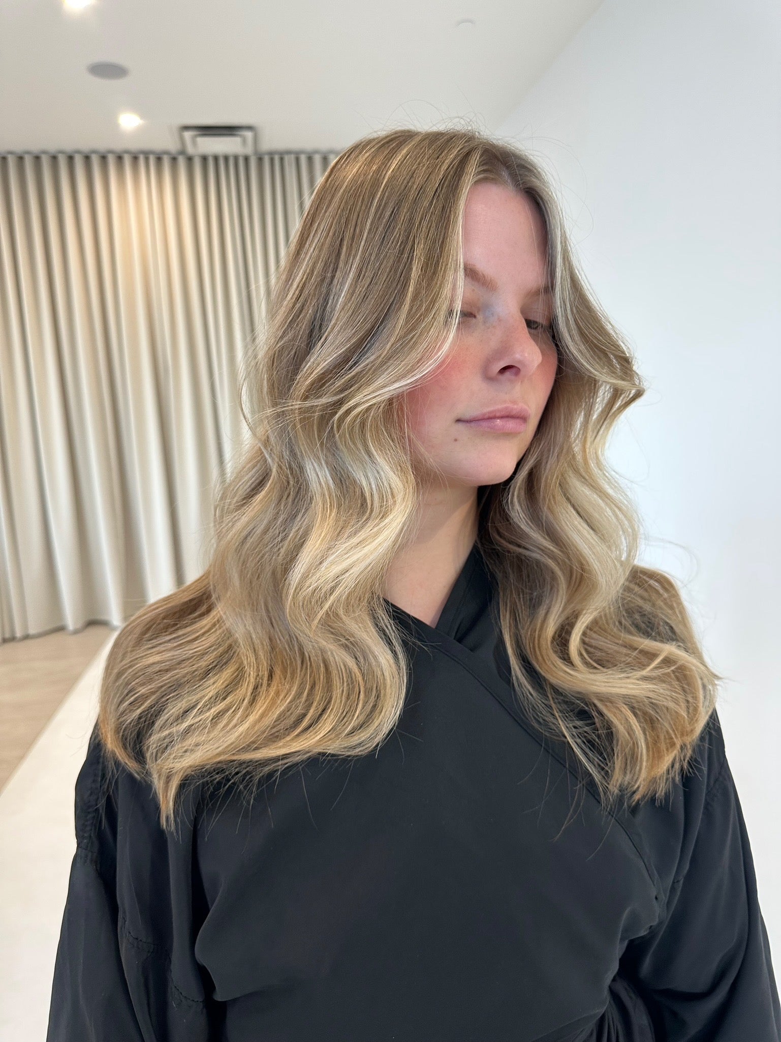 Femme aux longs cheveux pâles.