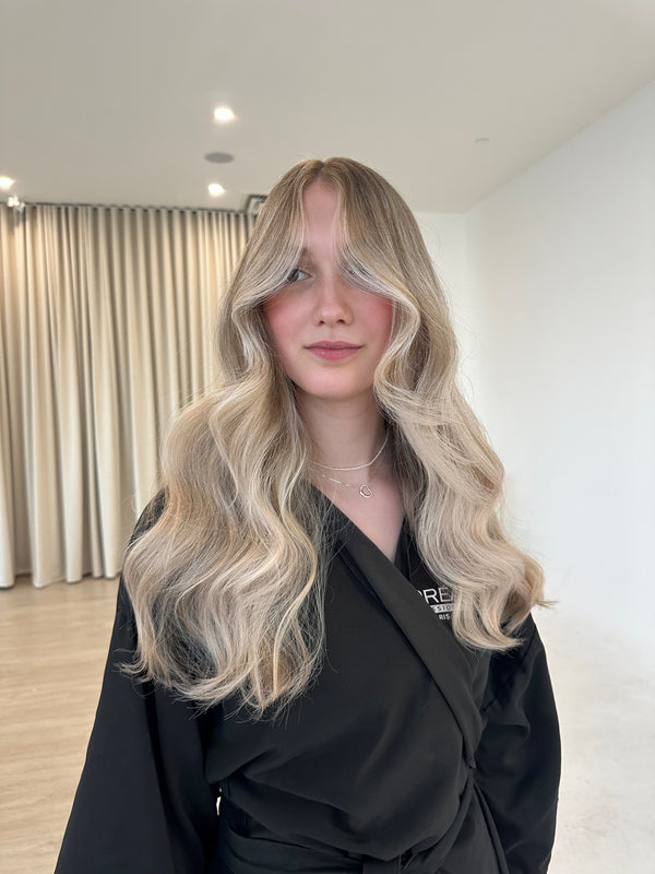 Femme aux longs cheveux pâles.