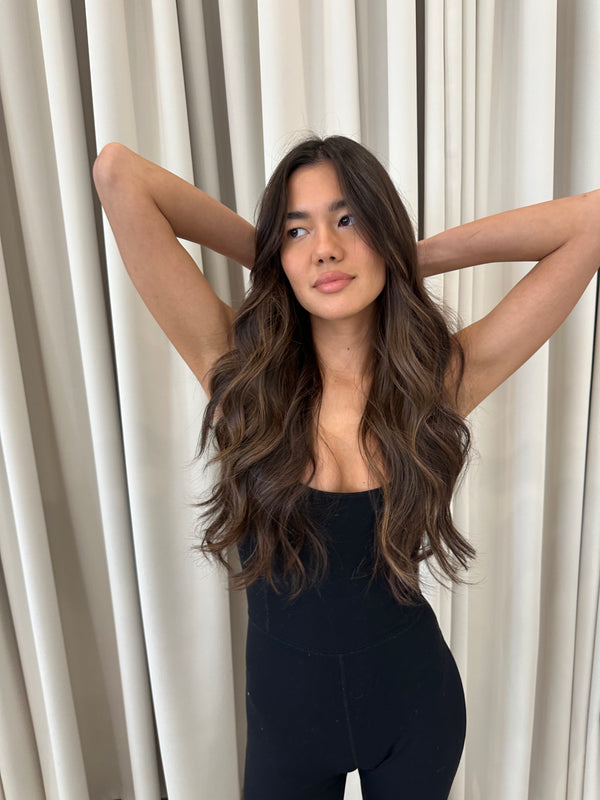 Femme aux longs cheveux foncés.