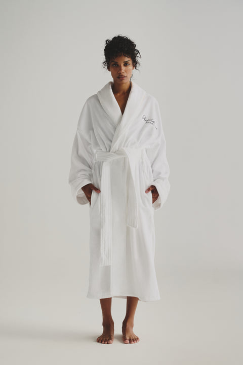 Une femme de face porte la robe Pinklablonde Atelier.