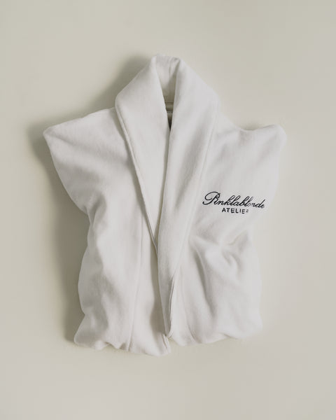 La robe Pinklablonde Atelier est pliée sur un fond blanc.