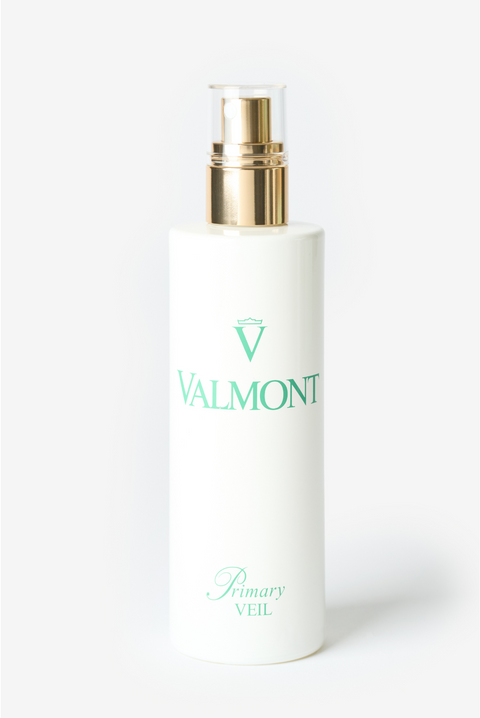 Une bouteille blanche avec un vaporisateur doré de la marque Valmont.