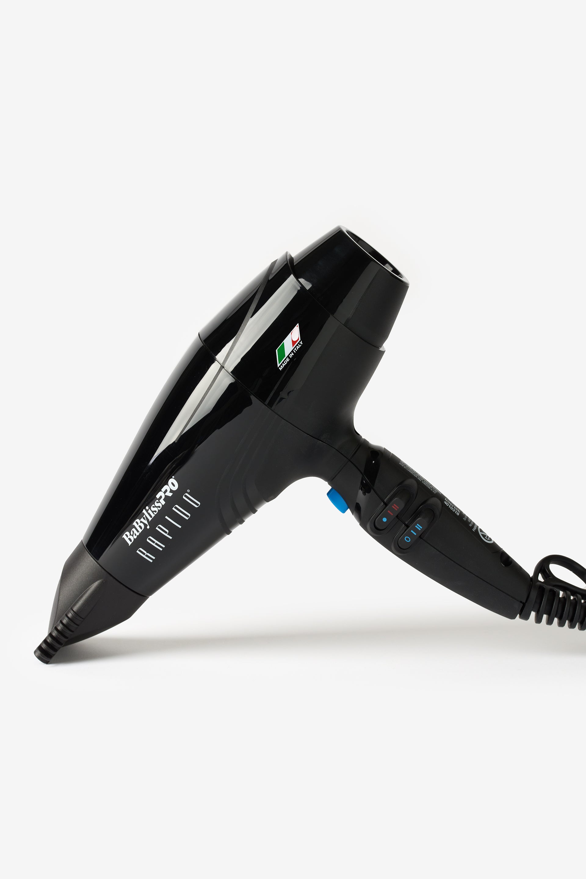 Un séchoir à cheveux noir de la marque Babyliss.