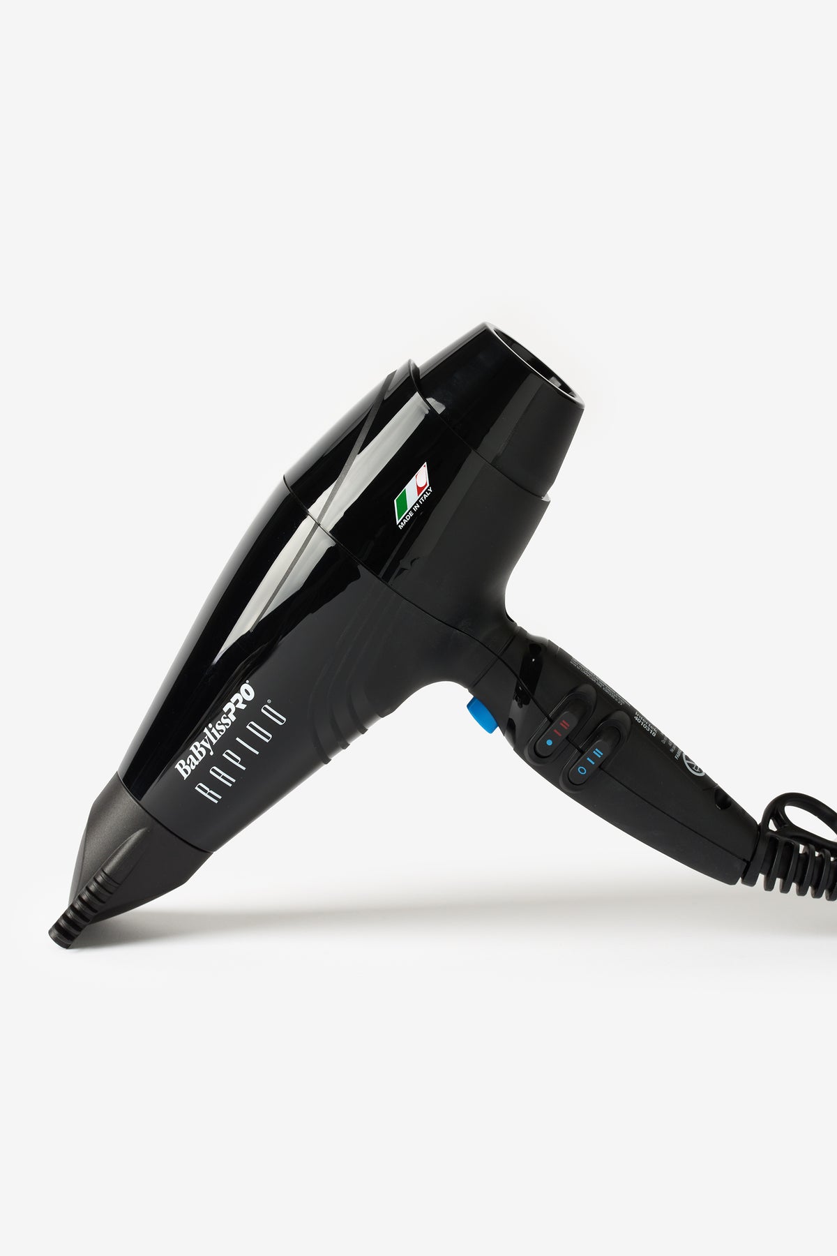 Un séchoir à cheveux noir de la marque Babyliss.
