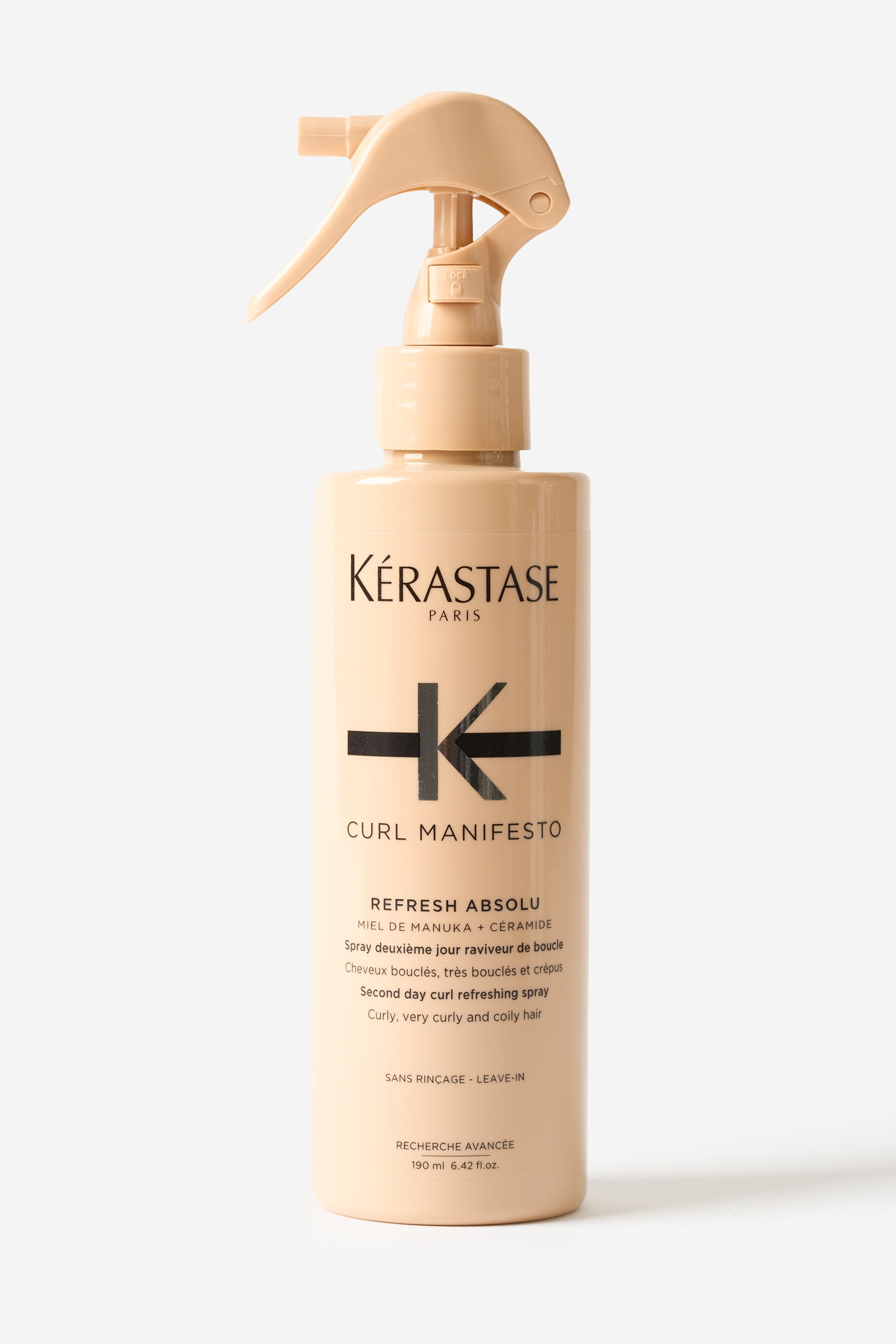 Le vaporisateur pour boucles de la gamme Curl Manifesto de Kérastase dans une bouteille beige.