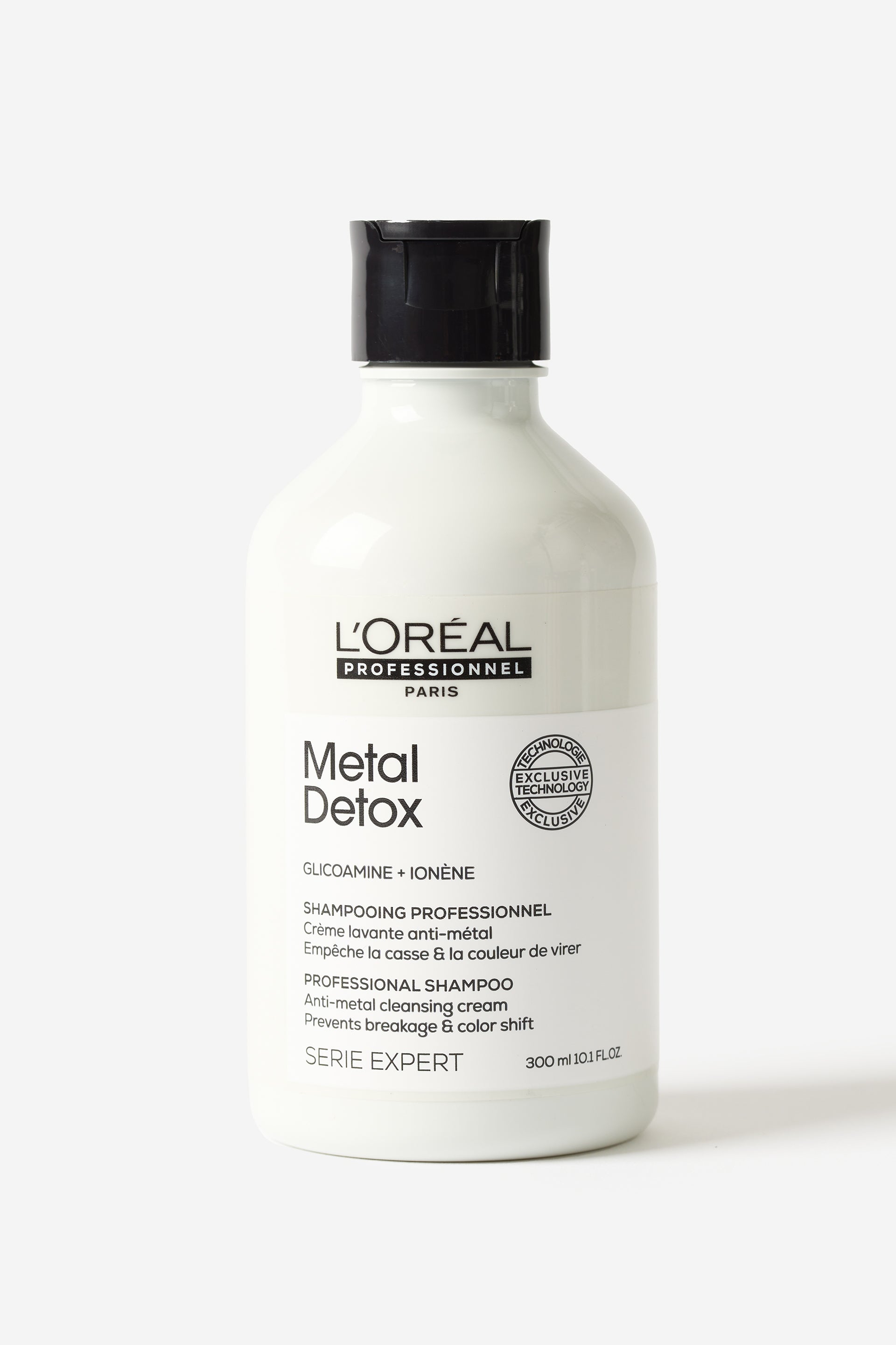 Le shampooing Metal Detox de L'Oréal Professionnel est dans une bouteille en plastique.
