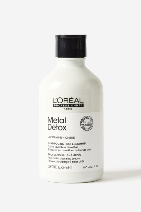 Le shampooing Metal Detox de L'Oréal Professionnel est dans une bouteille en plastique.