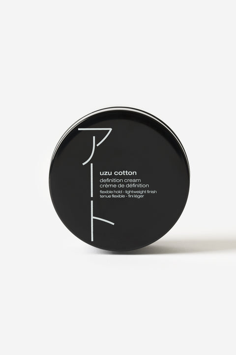 La crème de définition Uzu Cotton de Shu Uemura dans un pot noir.