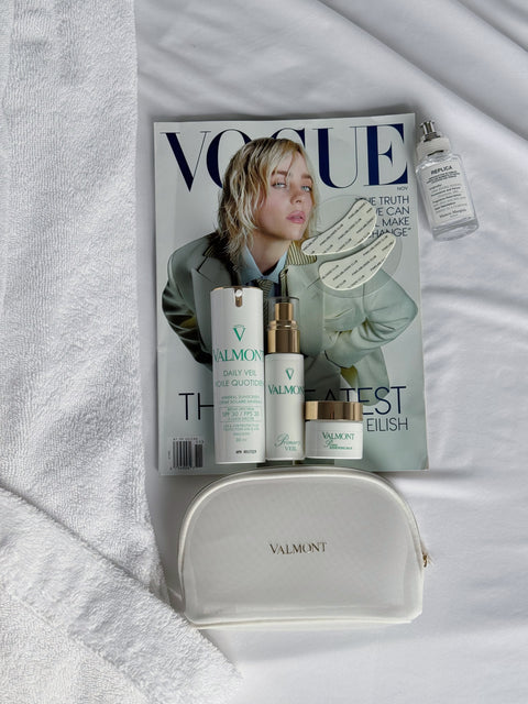 Différents produits Valmont avec un magazine Vogue.